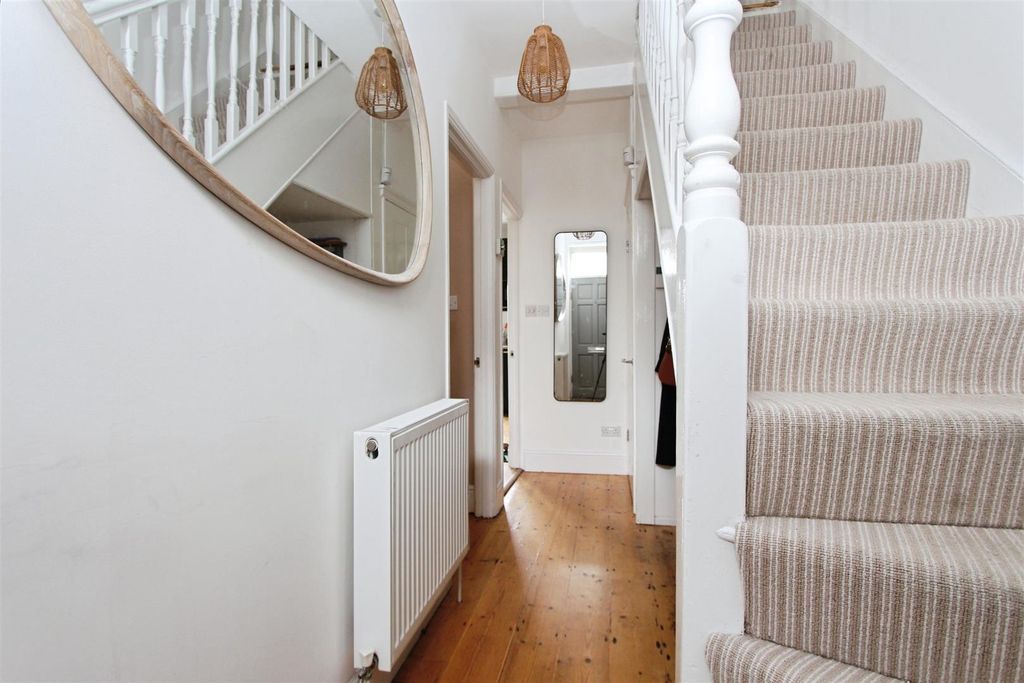 Property photo 2 of 26 Entrance Hall