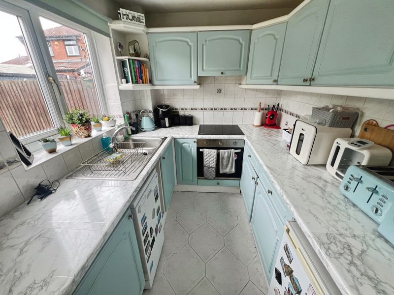 Property photo 3 of 11 Kitchen