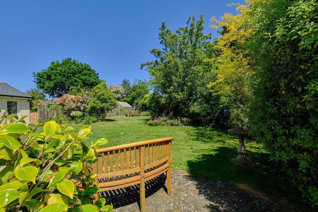 Property photo 2 of 27 Garden