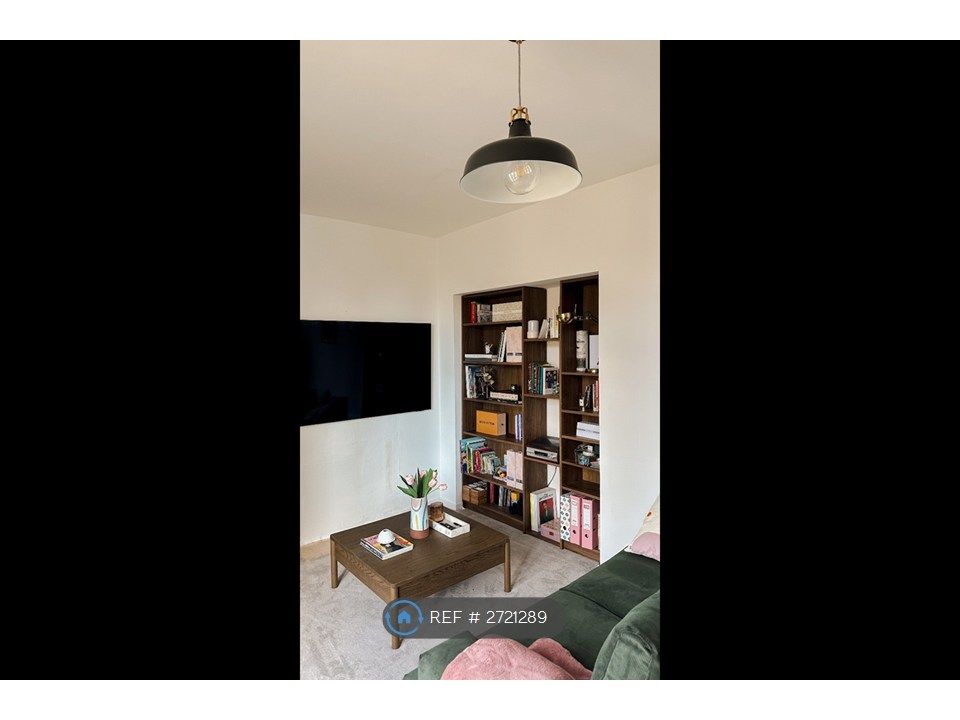 Property photo 3 of 31 Living Room