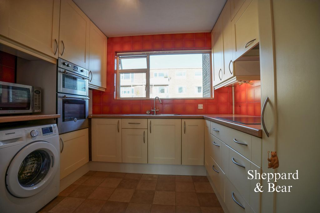 Property photo 3 of 19 Kitchen