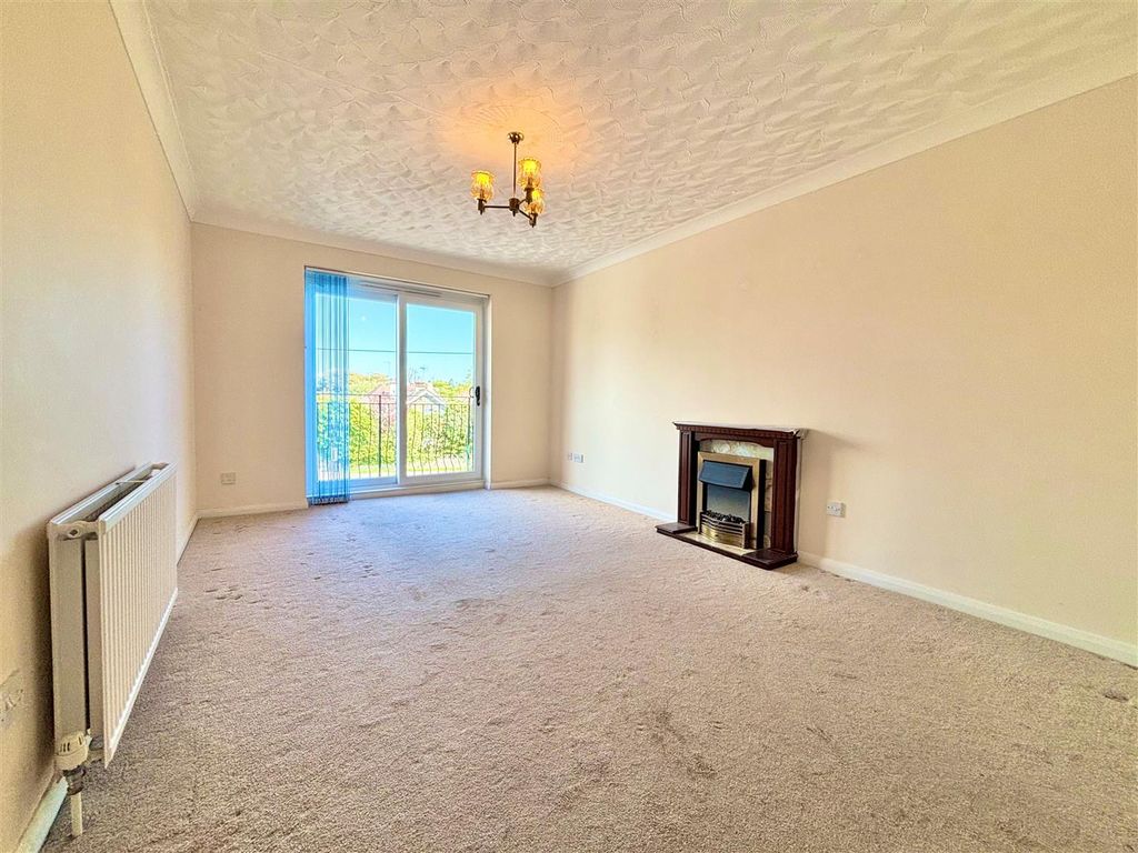 Property photo 2 of 9 Living/Dining Room