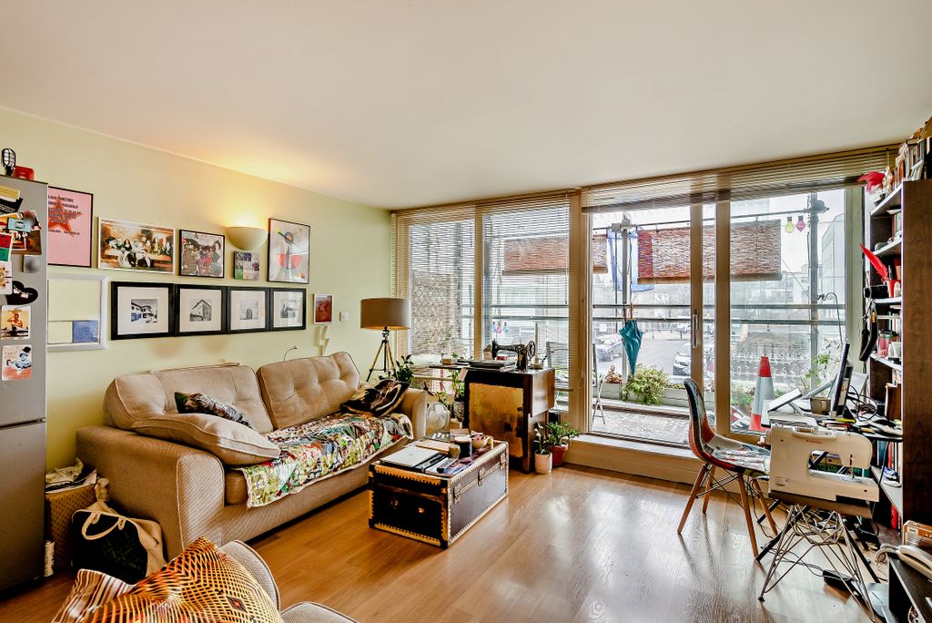 Property photo 3 of 17 8548758-Interior03-800