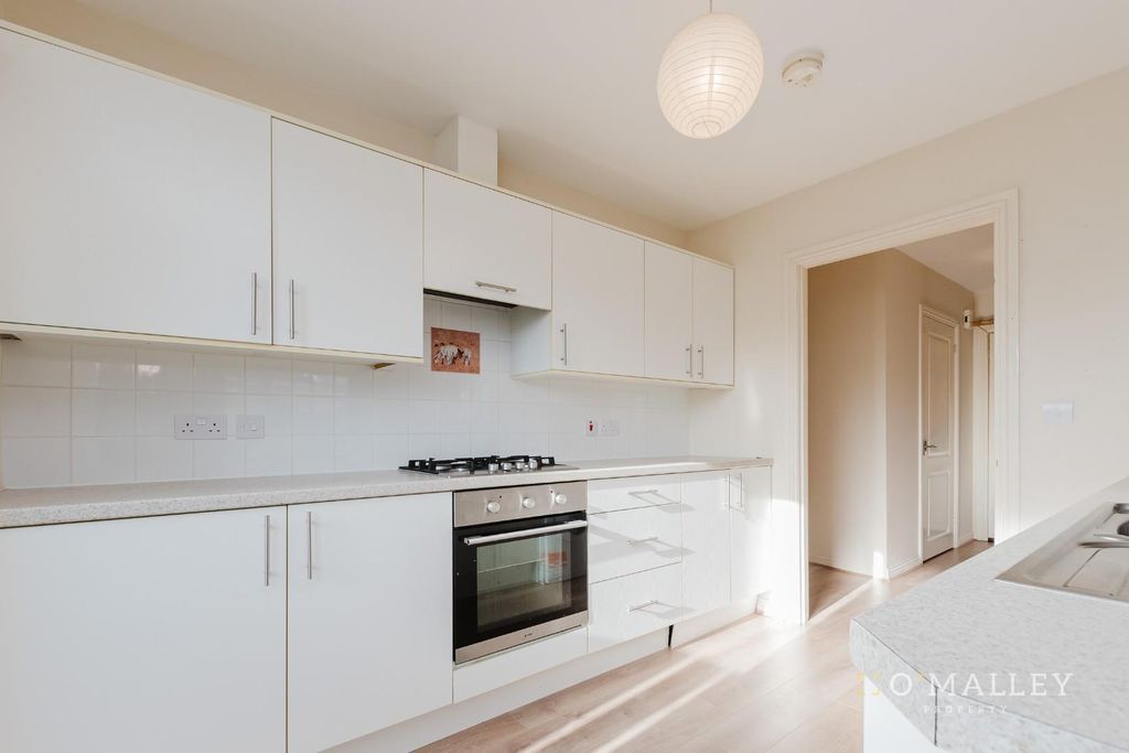 Property photo 3 of 8 Kitchen