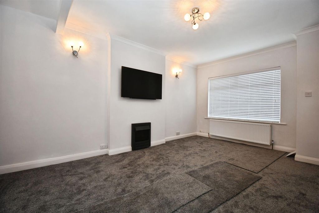 Property photo 2 of 12 Lounge / Dining Room