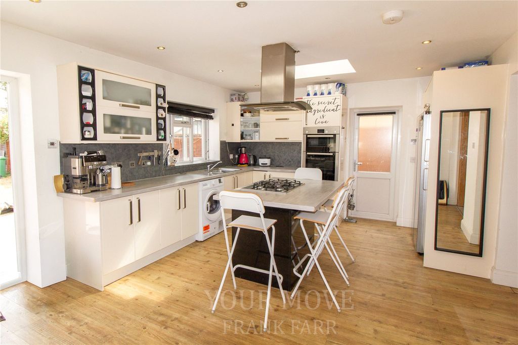 Property photo 3 of 11 Kitchen