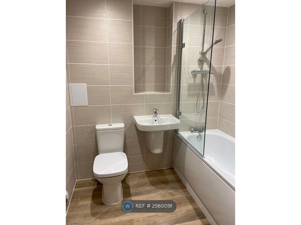 Property photo 3 of 18 Large Bathroom