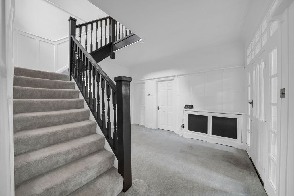 Property photo 3 of 32