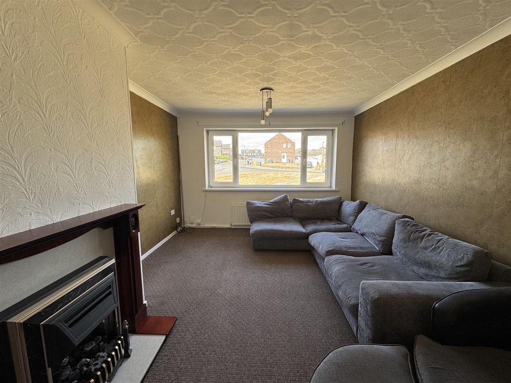 Property photo 3 of 15 Lounge