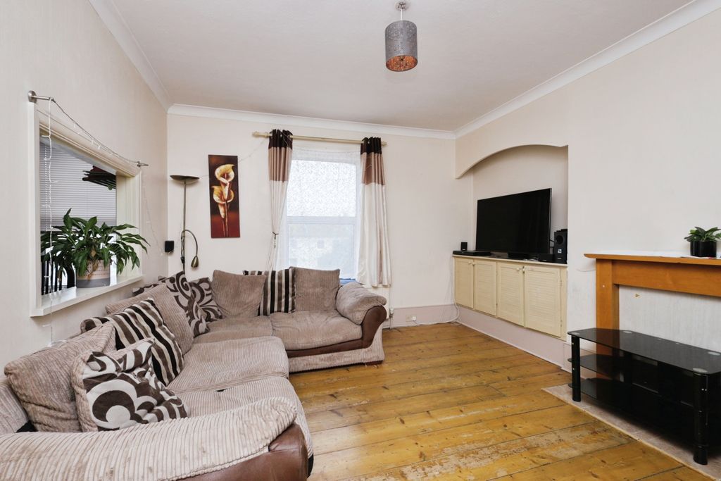 Property photo 2 of 10