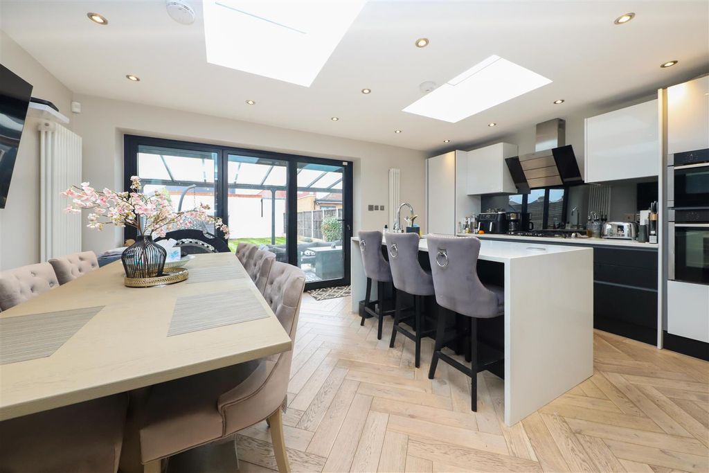 Property photo 2 of 11 Kitchen/Breakfast Room