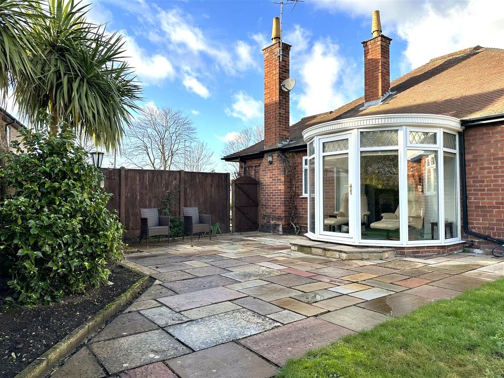 Property photo 3 of 20 Extensive Paved Seating Area 007