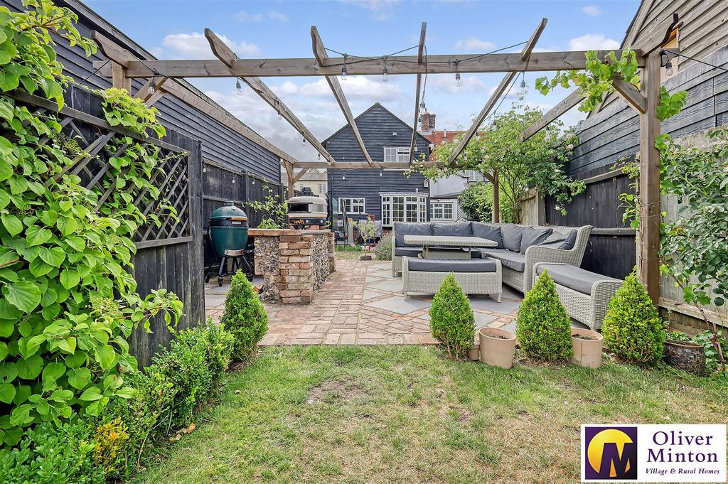 Property photo 2 of 40 Delightful Rear Garden