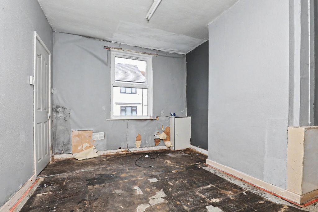 Property photo 3 of 11 10 Sandstone Road West, Old Swan, Liverpool, L13 6Qy