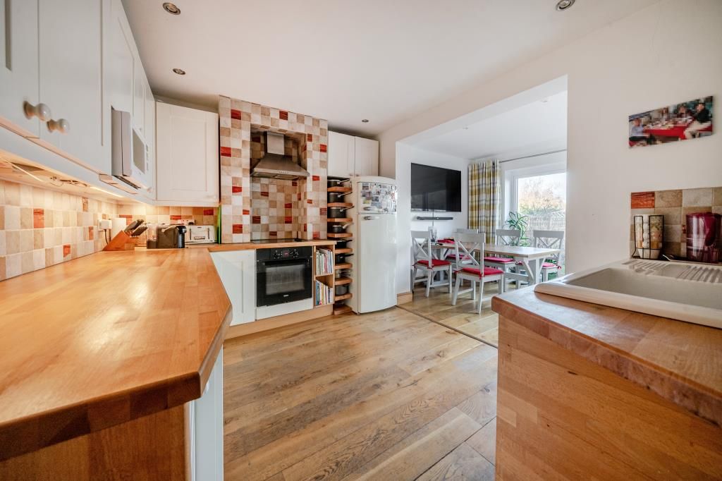 Property photo 3 of 16 Kitchen