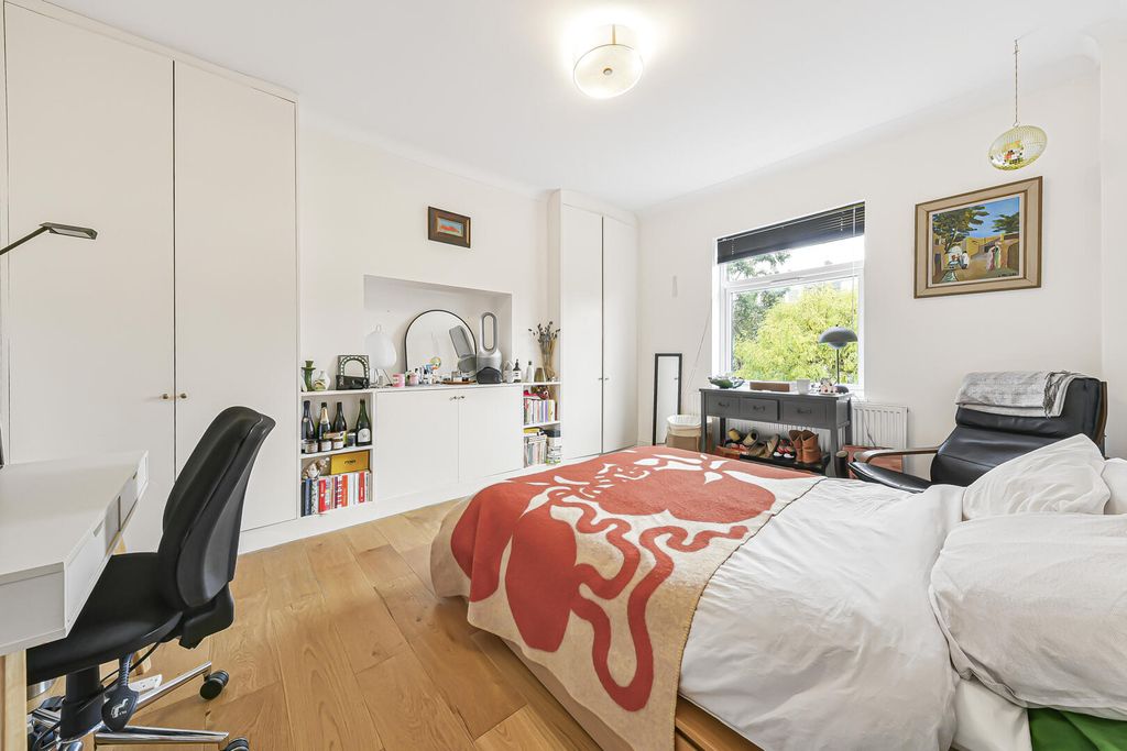 Property photo 2 of 18 Bedroom