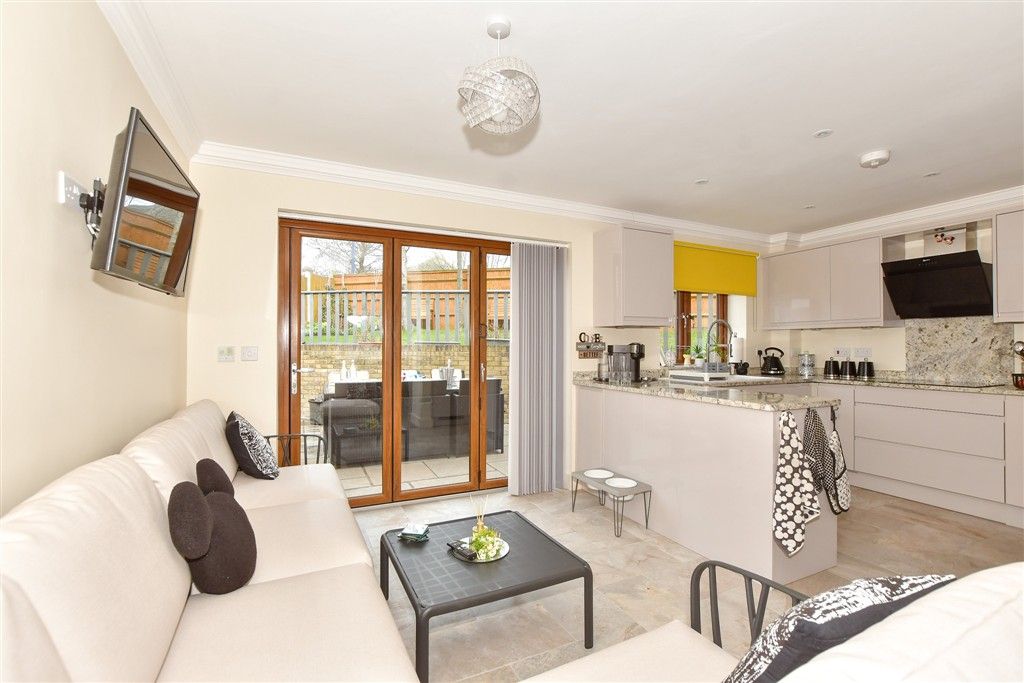 Property photo 3 of 18 Kitchen/ Breakfast Area