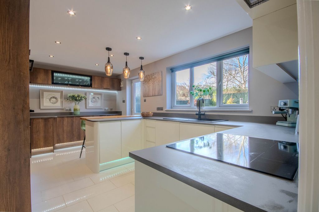 Property photo 3 of 43