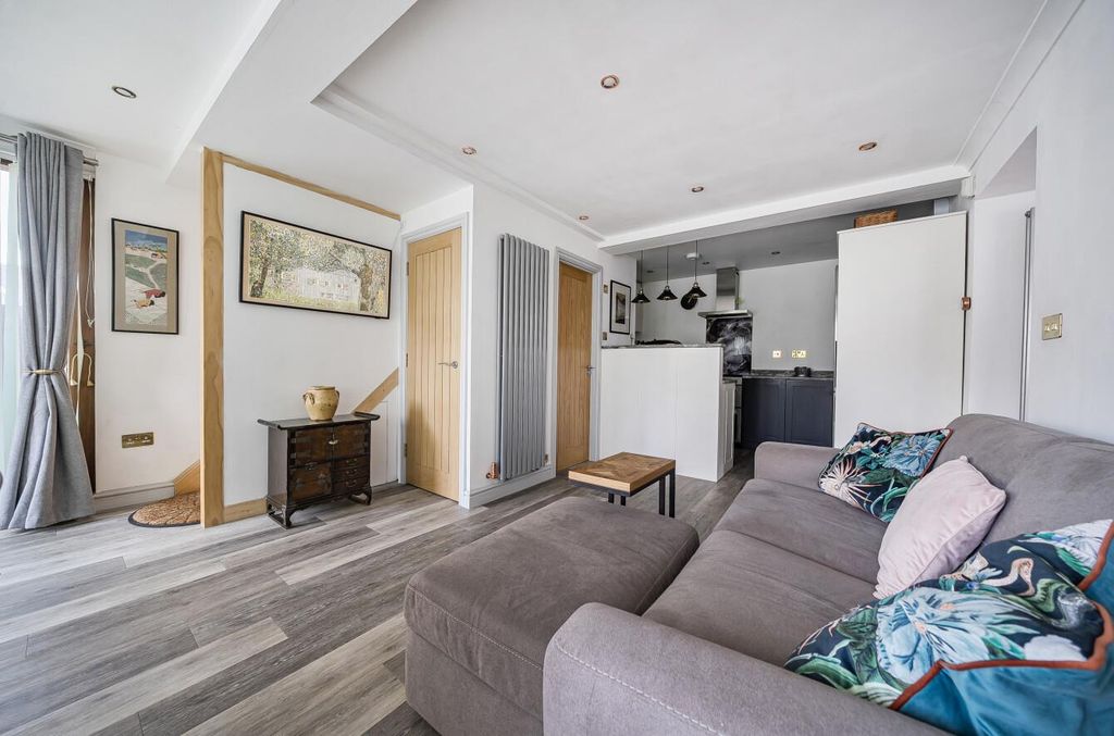 Property photo 3 of 21 1376975-10-690Ca6F57c03d.Jpg