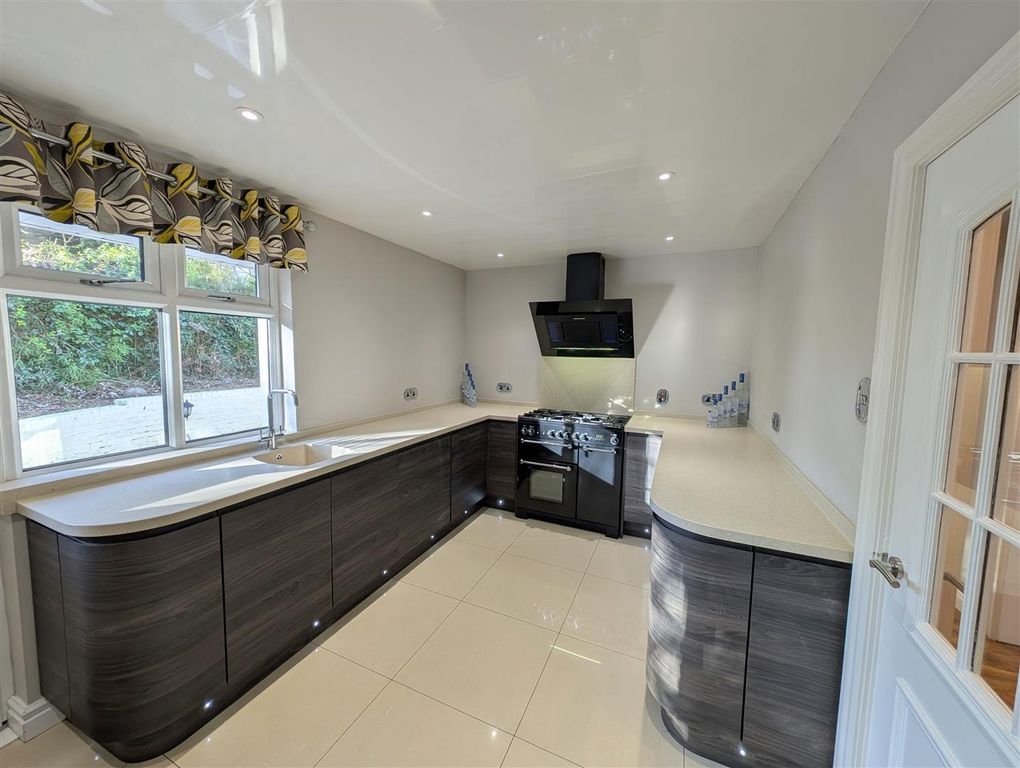 Property photo 2 of 31 Breakfast Kitchen