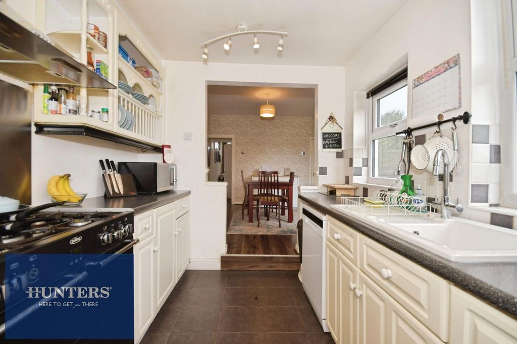 Property photo 2 of 15 Kitchen 02.Jpg
