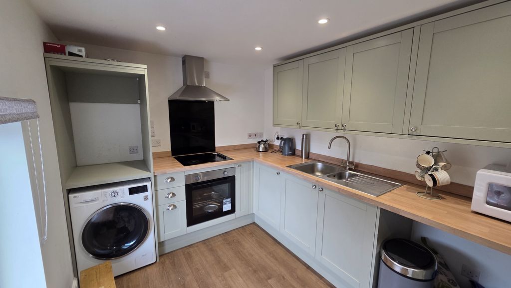 Property photo 3 of 7 Kitchen