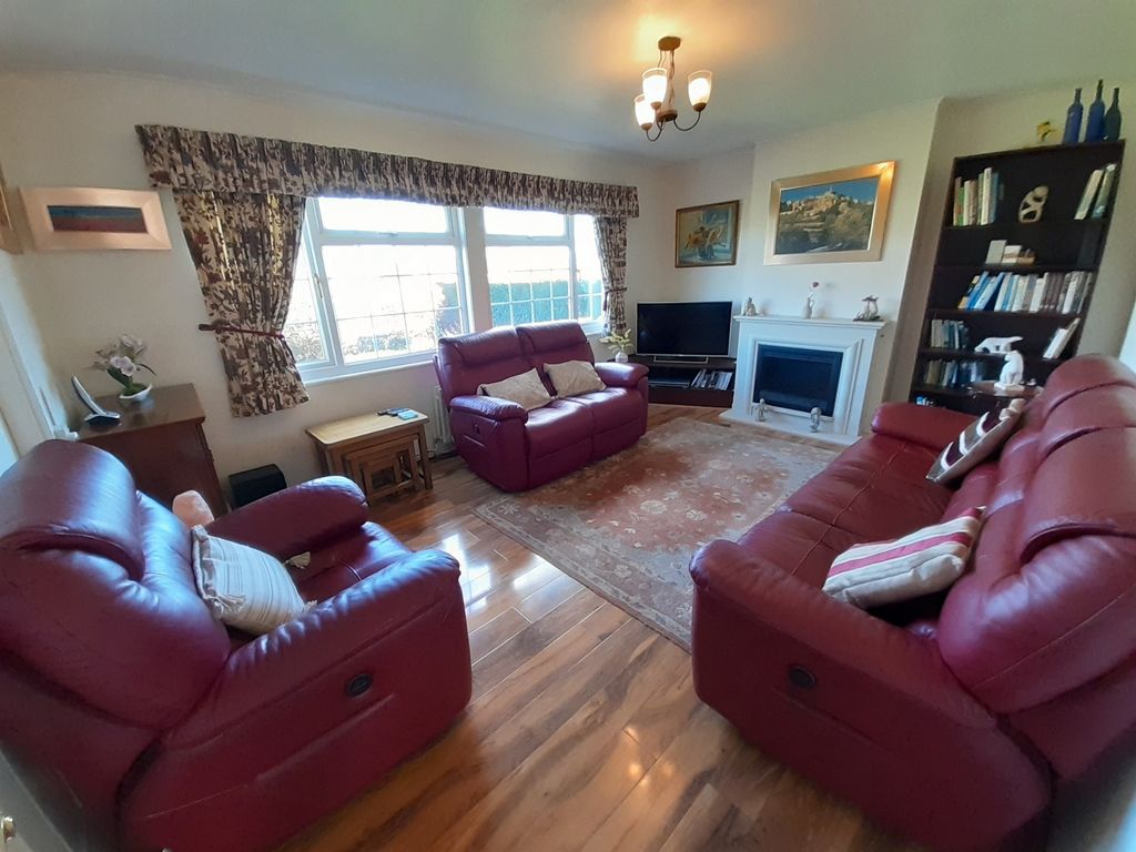 Property photo 3 of 19 Living Room