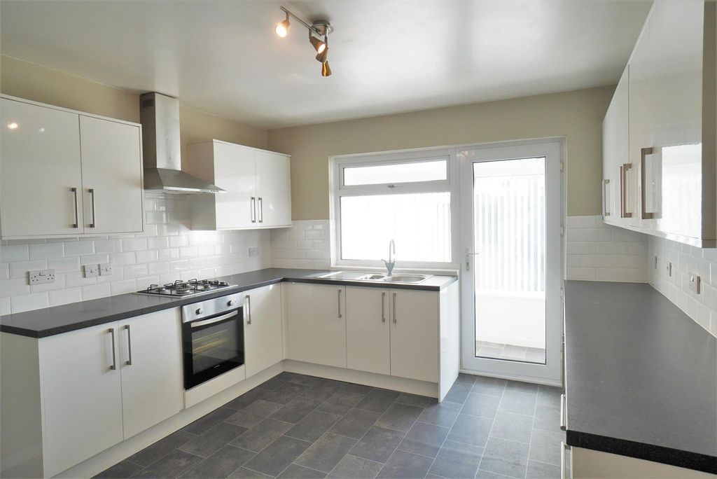 Property photo 3 of 12 Kitchen