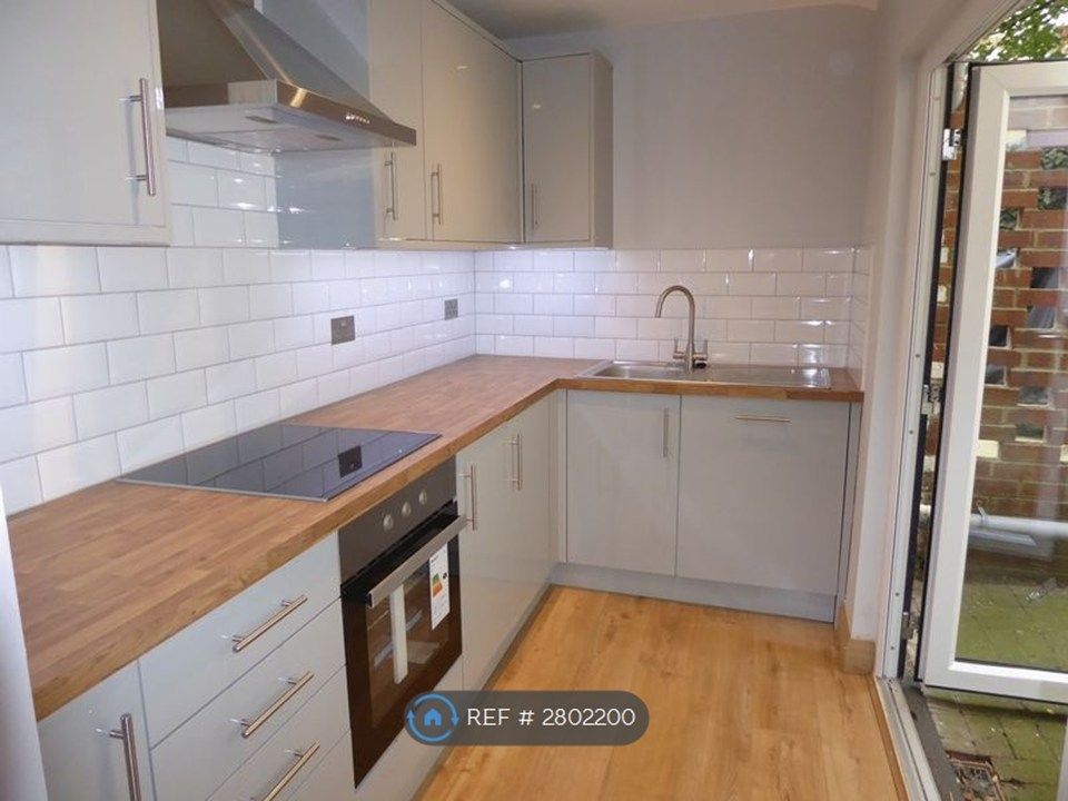 Property photo 3 of 10 Kitchen