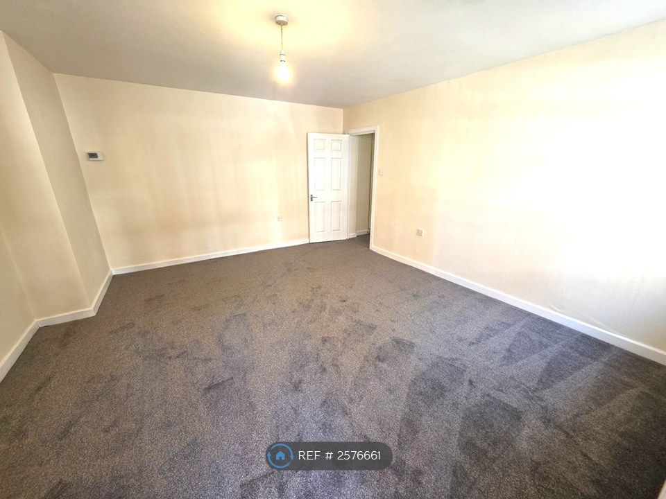 Property photo 1 of 7 Living Room