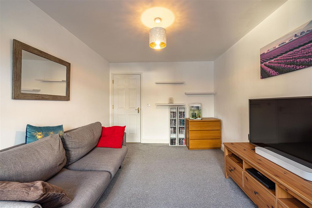 Property photo 3 of 11 40 Queen Elizabeth Drive Galashiels 13.Jpg