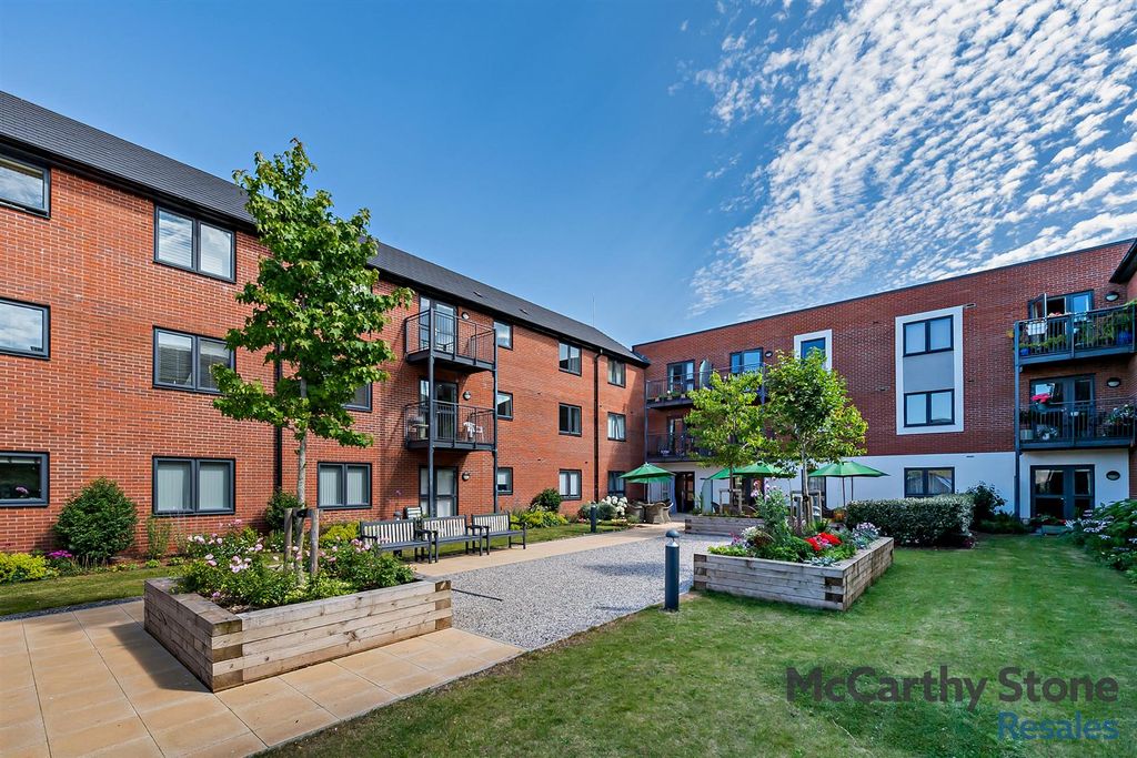 Property photo 1 of 27 Communal Gardens