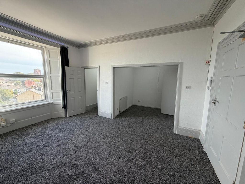 Property photo 1 of 6 Bedroom