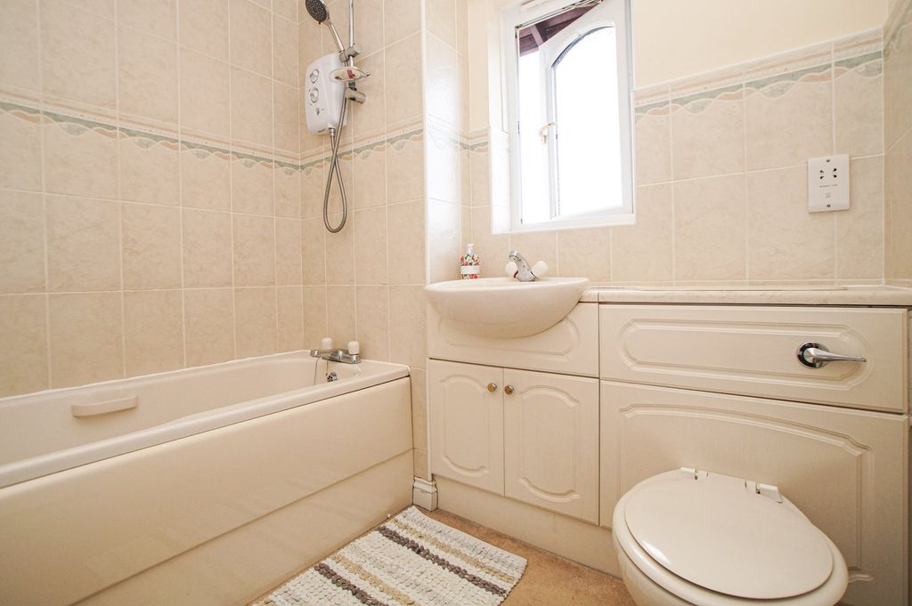 Property photo 3 of 21 Family Bathroom