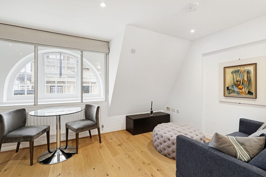 Property photo 1 of 16 Flat 8, 72 Morti...