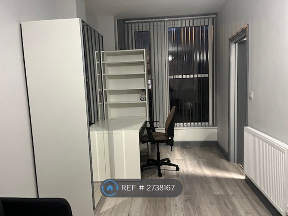 Property photo 2 of 12 Large Double Room With Office Space