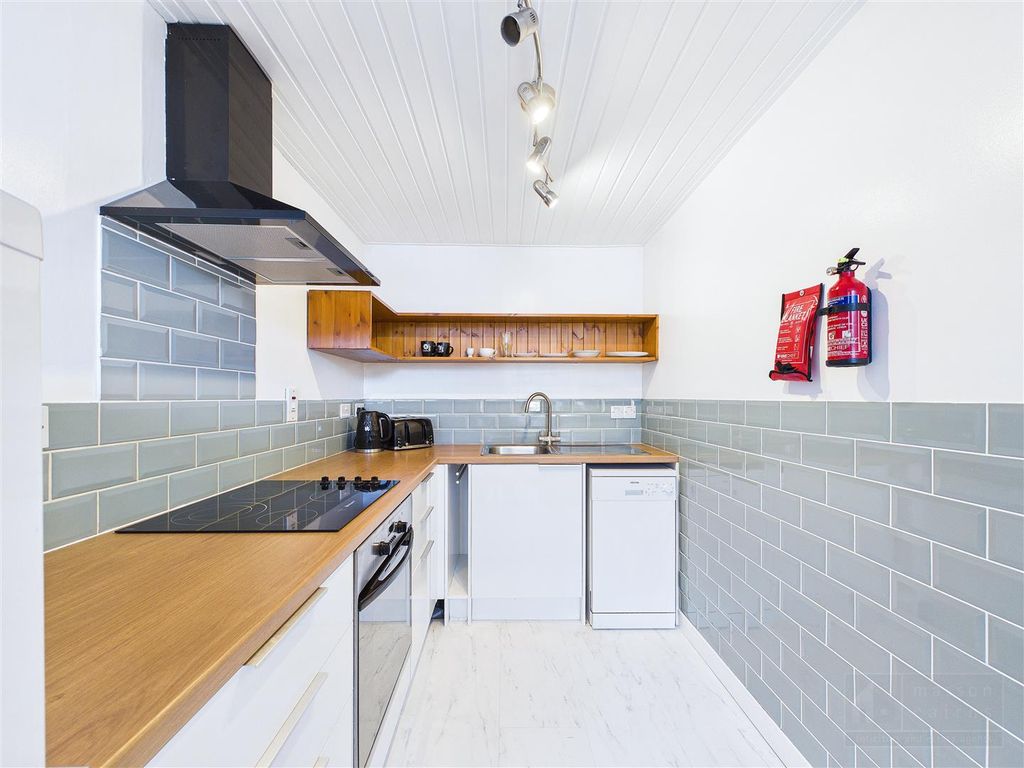 Property photo 3 of 20 Kitchen