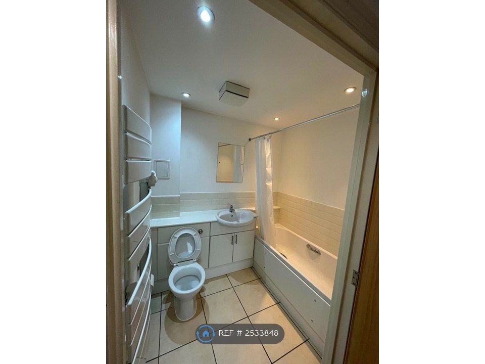 Property photo 3 of 8 Bathroom 1