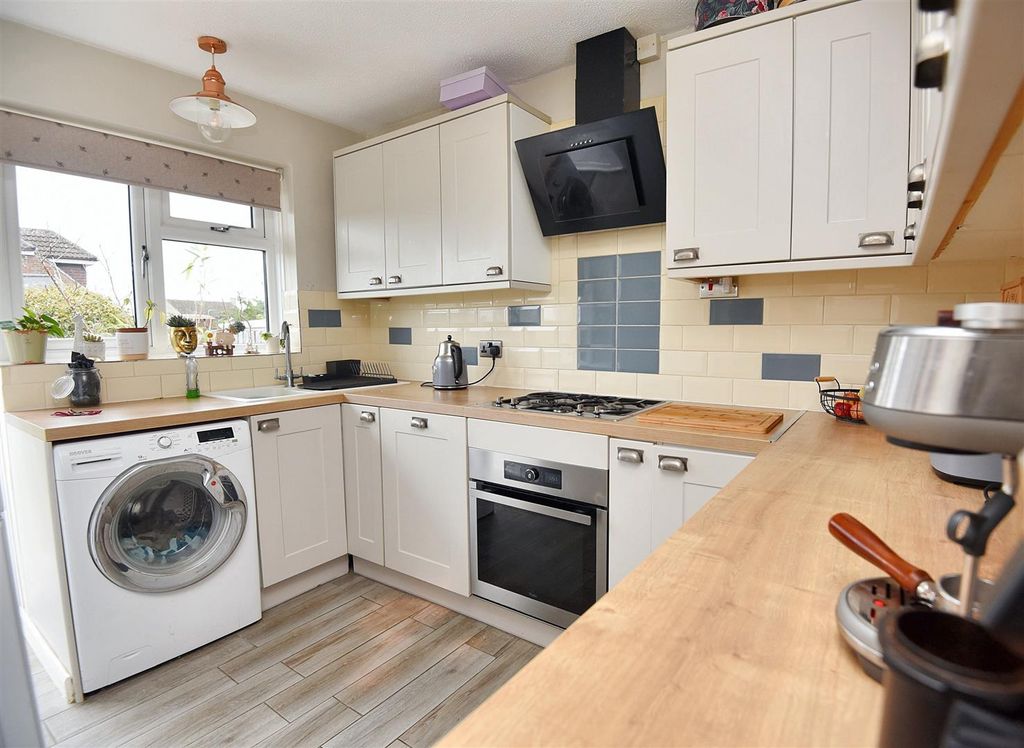 Property photo 3 of 11 Kitchen