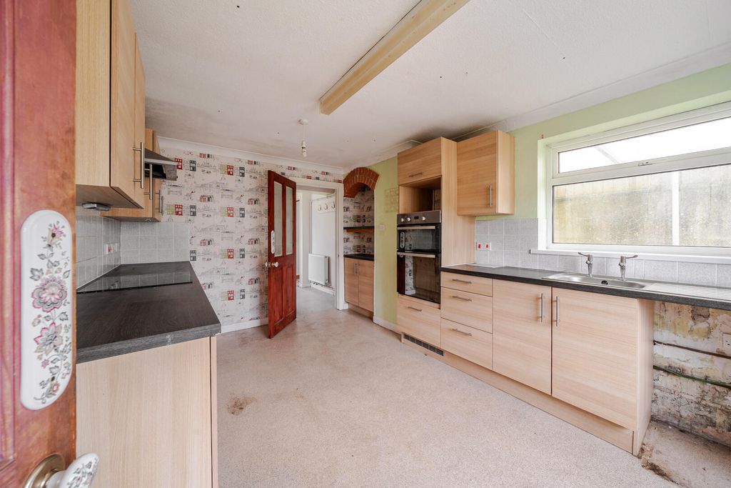 Property photo 3 of 17 Kitchen