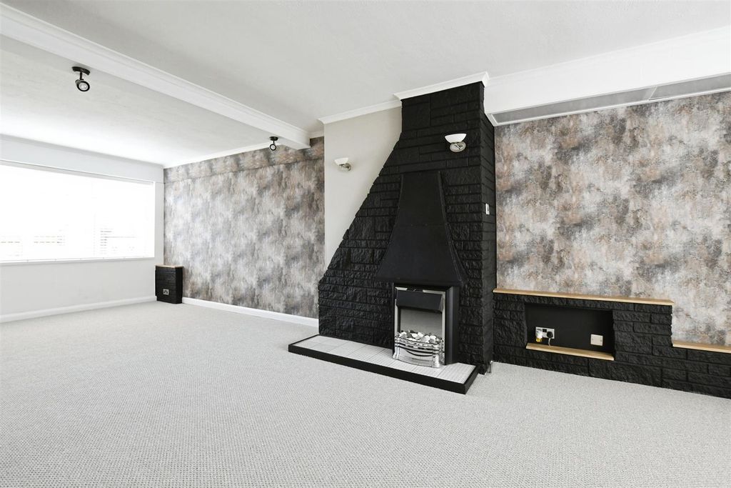 Property photo 2 of 18 Lounge