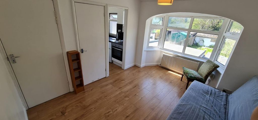 Property photo 1 of 7 Living Room