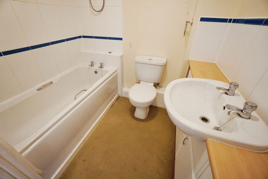 Property photo 3 of 12 Bathroom