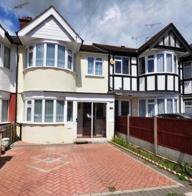 Property photo 1 of 8 3 Bed Terraced House To Rent Warden Avenue, Harrow Ha2 9Ln