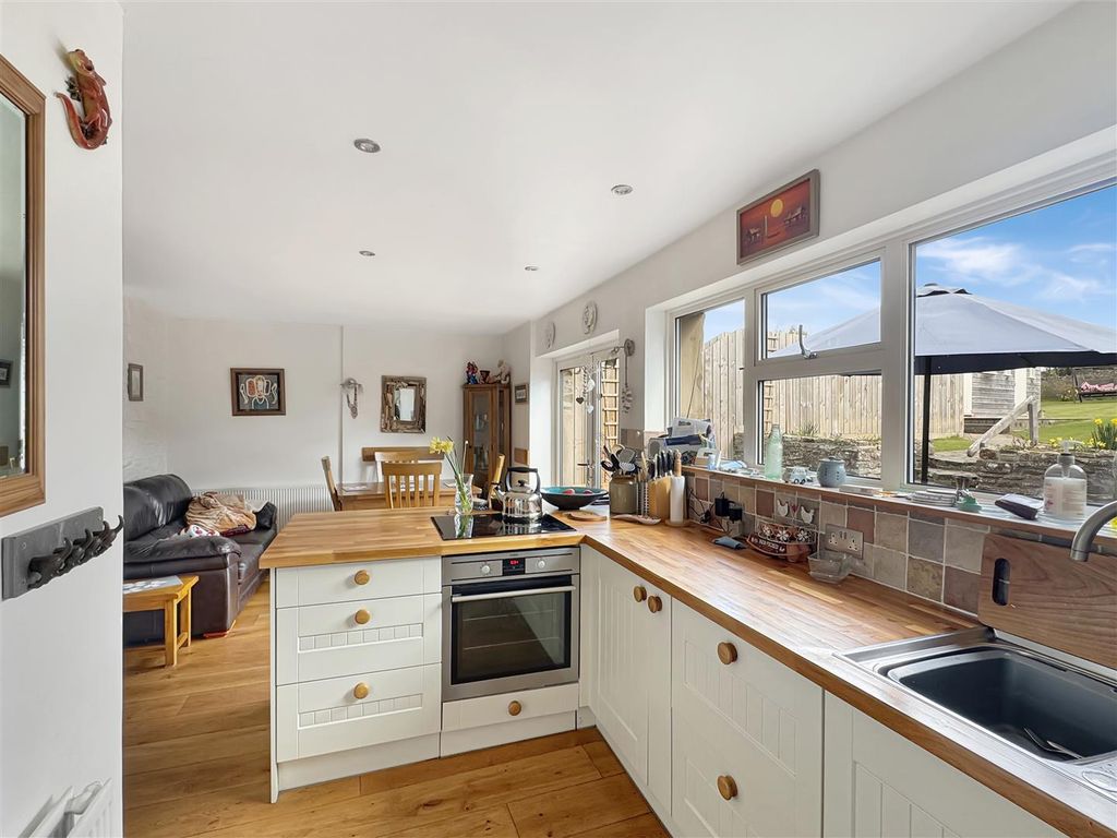 Property photo 3 of 18 Kitchen