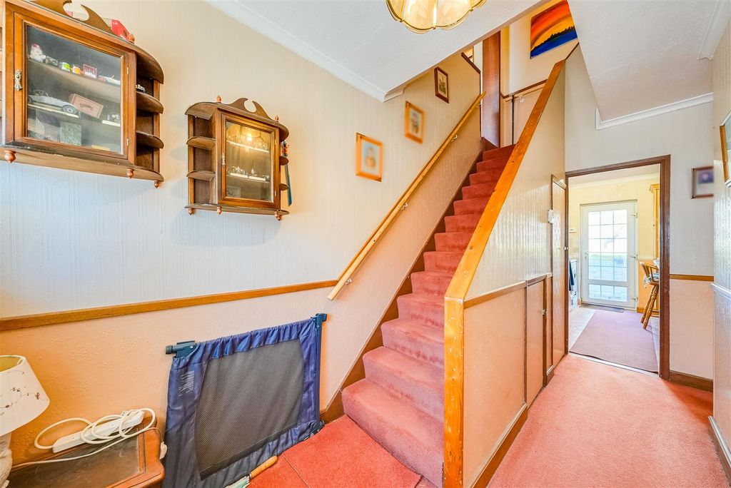 Property photo 3 of 21 Entrance Hall
