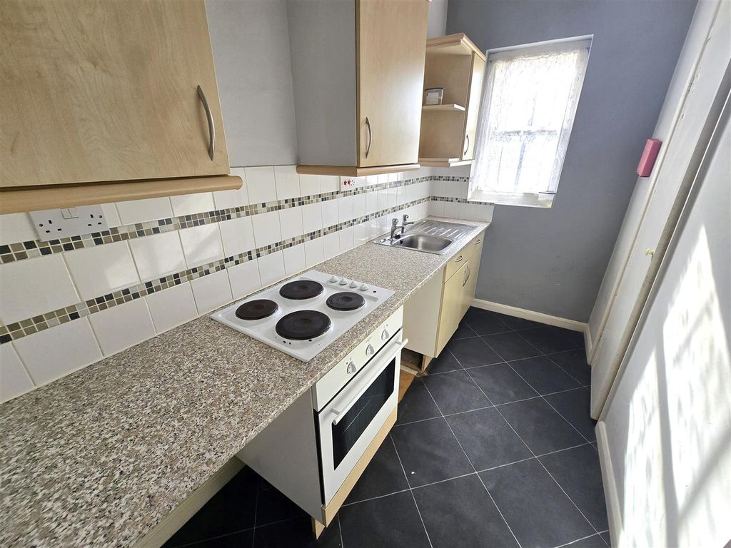 Property photo 3 of 6 Kitchen