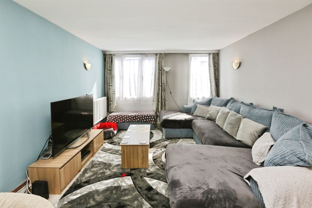 Property photo 2 of 12