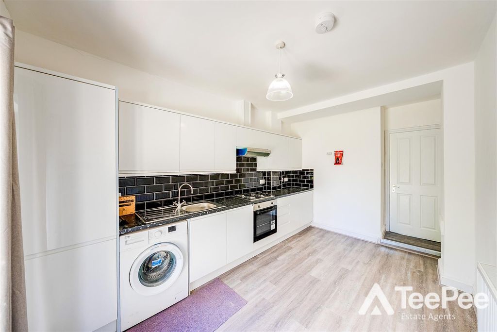 Property photo 3 of 26 A7S09594Hdr.Jpg