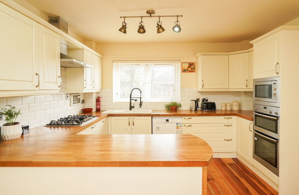 Property photo 2 of 25